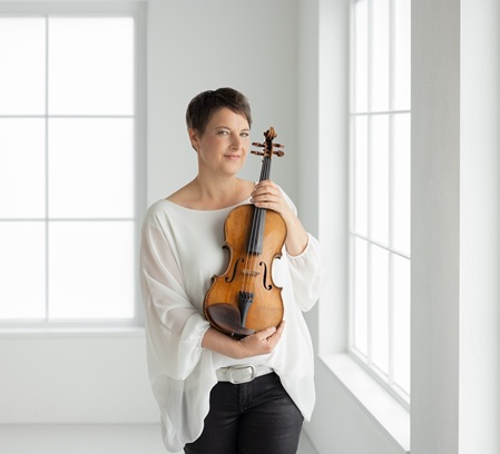 Stefanie Pagnia hält ihre Geige