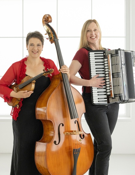 Stefanie Pagnia mit Geige & Kntrabass, Claudia Burkhardt mit Akkordeon
