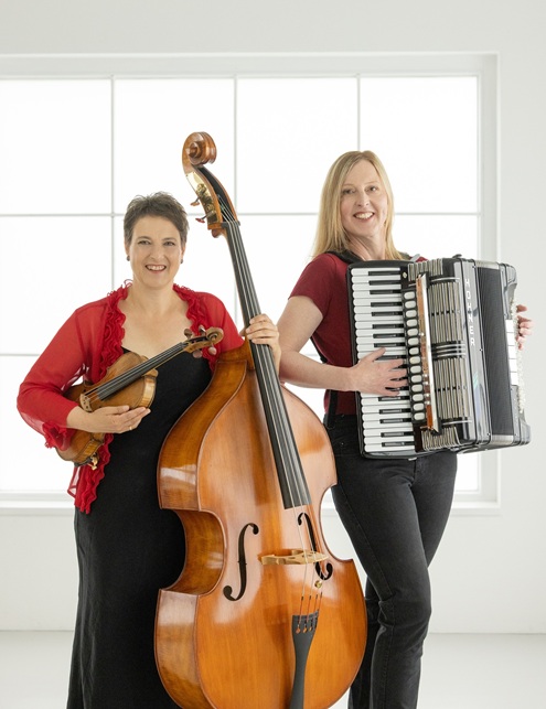 Stefanie Pagnia mit Geige und Kontrabass, Claudia Burkhardt mit Akkordeon