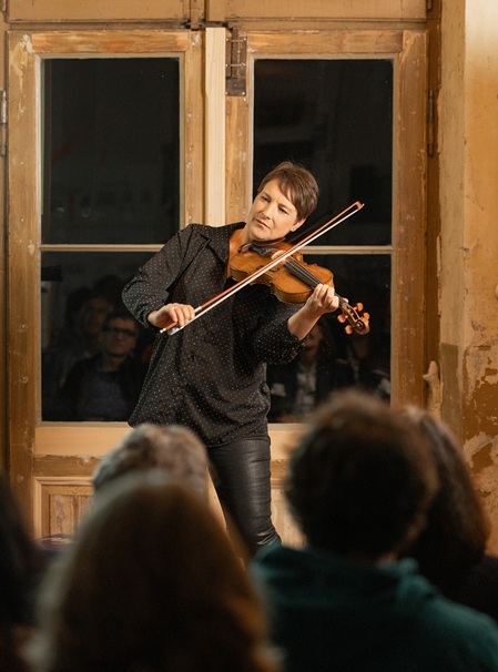 Stefanie Pagnia spielt Geige im Bahnhof Fellheim beim KulturPlausch der Allgäu GmbH
